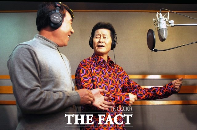 다시 돌아온 소중한 무대 더 열심히 송대관은 대법원 무죄판결을 받은 뒤 가수로서 평생 일군 모든 것들을 다 잃었지만 더 열심히 노래하고 봉사하며 살겠다며 눈물을 흘렸다. /더팩트 DB