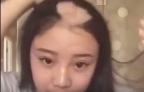 유튜브에는 9일 중국의 한 여성이 드릴로 옥수수를 먹다가 대머리가 된 영상이 올라왔다. /유튜브 영상 캡처