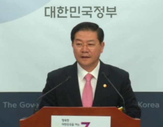 성영훈 국민권익위원회(이하 권익위) 위원장이 9일 부정청탁 및 금품 등 수수의 금지에 관한 법률(김영란법) 시행령 입법예고 내용을 브리핑하고 있다. /e브리핑 갈무리