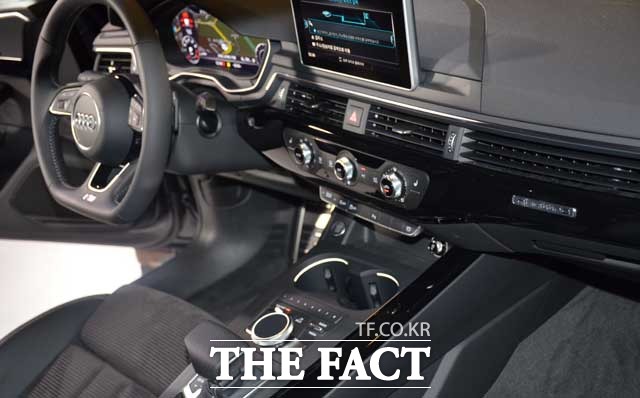 더 뉴 아우디 A4에 적용된 버츄얼 콕핏은 12.3인치 대형화면을 통해 운전자에게 필요한 정보를 상세하게 전달한다.