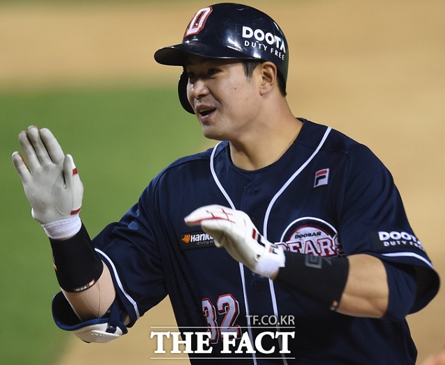 김재환 역전-쐐기 투런포! 두산이 10일 열린 SK와 원정 경기에서 투런 홈런 2개를 쏘아 올린 김재환의 맹타를 앞세워 11-7 역전승을 거뒀다. / 더팩트 DB