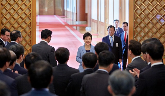 박근혜 대통령이 지난달 26일 오후 청와대에서 열린 언론사 편집·보도국장 오찬에서 참석자들과 이야기를 나누고 있다./청와대 제공
