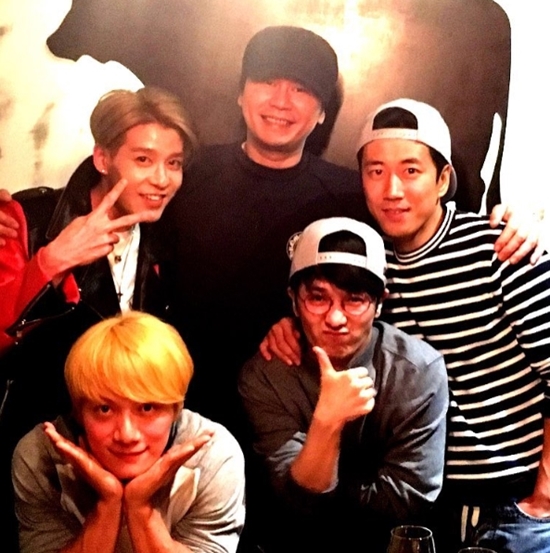 양현석(위쪽 가운데)과 만난 젝스키스 멤버들. 젝스키스 멤버 5인은 최근 YG와 계약을 맺었다. /양현석 인스타그램