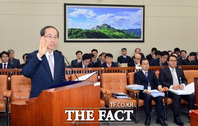 윤성규 환경부 장관은 11일 오후 국회에서 열린 환경노동위원회 전체회의에서 가습기 살균제 피해사건은 장삿속만 챙기는 상혼과 제품 안전관리 법제 미비가 중첩되면서 있어서는 안 될 대규모 인명 살상사고가 빚어진 것이라고 말했다./국회=임영무 기자