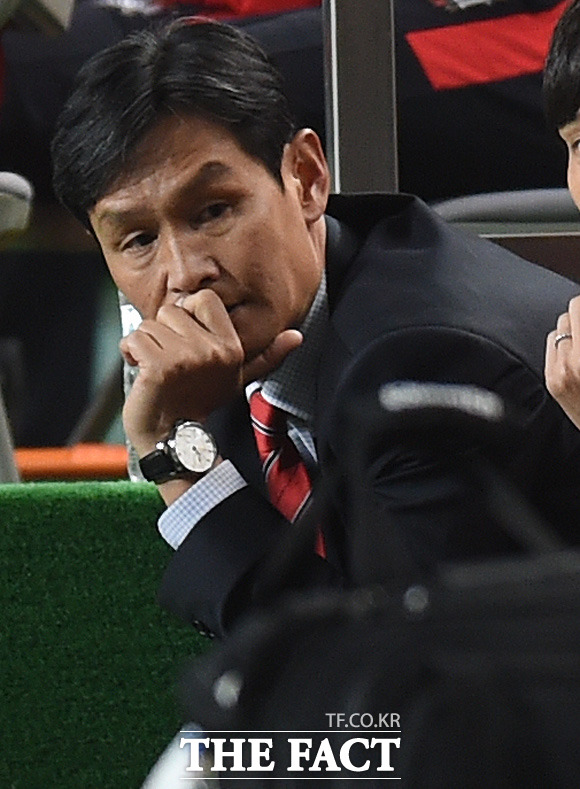 서울 최용수 감독이 대구에 0-2로 리드를 당하자 당혹스런 표정을 보이고 있다.