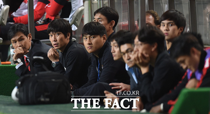 서울 최용수 감독이 대구에 0-2로 리드를 당하자 당혹스런 표정을 보이고 있다.