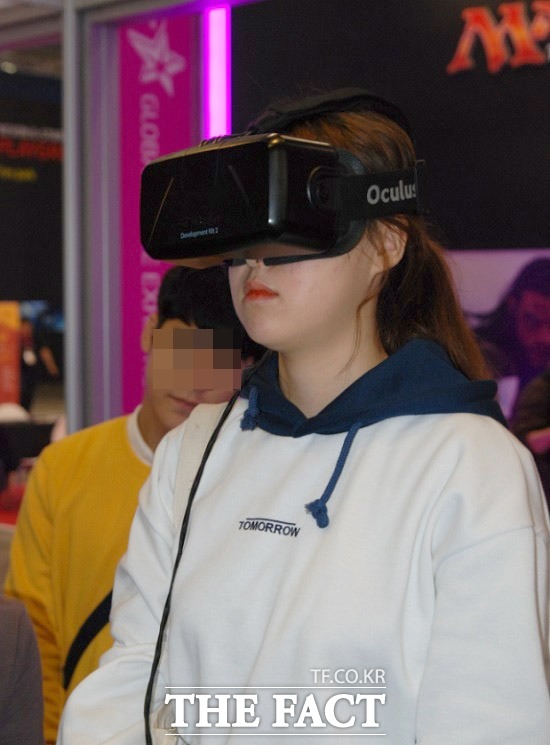 한 관람객이 ‘지스타 2015’에서 가상현실 게임을 체험하고 있다. /최승진 기자