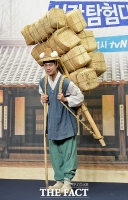 [TF포토] 지게 진 고주원, '조선시대 적응 중(?)'