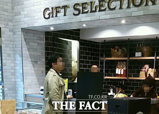 신세계백화점을 찾은 한 고객이 과일 선물세트를 구입하고 있다. /명동=이성락 기자