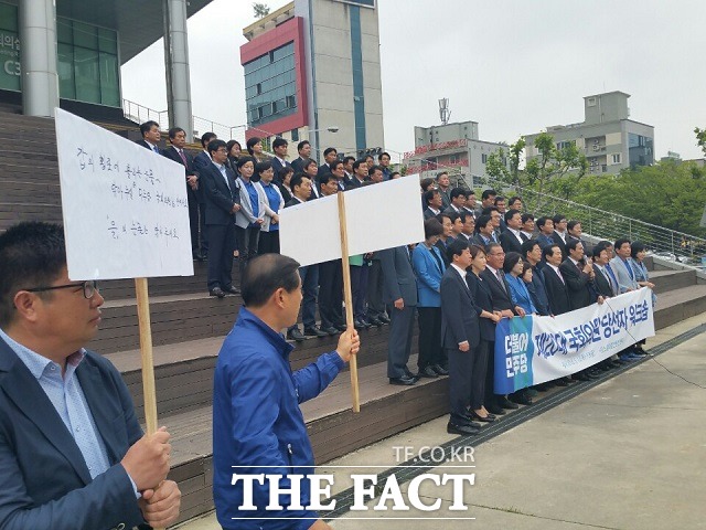 더불어민주당 20대 국회의원 당선자 워크숍이 13일 오전 광주 서구 김대중컨벤션센터에서 해단식이 진행되고 있는 가운데 화순군산림조합장이라고 소개한 조모(왼쪽 두번째) 씨가 피켓을 들고 국회의원과 면담을 요구하고 있다./광주=신진환 기자