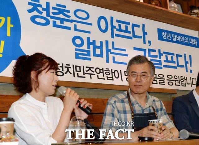 지난해 9월 문재인 전 더불어민주당 대표(오른쪽)가 서울 영등포구 신길동의 한 카페에서 열린 청년 알바와의 대화 자리에 참석해 한 여대생의 의견을 경청하고 있다./임영무 기자