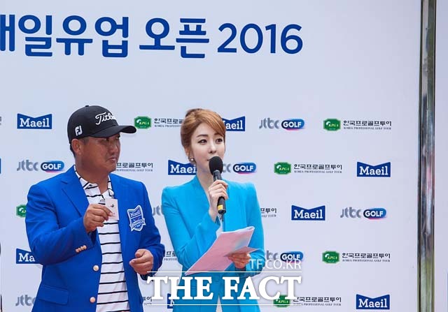 모중경, 10년 만의 우승! 모중경(왼쪽)이 10년 만에 국내 대회 우승을 차지했다. 대회가 끝난 후 모중경이 김미영 아나운서와 인터뷰하고 있다. /더팩트 DB