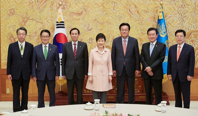 박근혜(가운데) 대통령이 13일 오후 청와대에서 열린 3당 원내대표·정책위의장 회동에서 기념촬영을 하고 있다. /청와대 제공