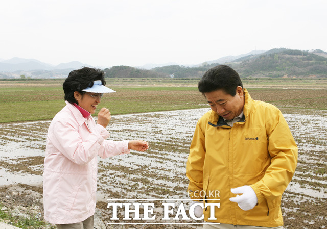 농사에도 일가견이... 2006년 4월 15일 노 전 대통령 부부 김해시 진영읍 방문