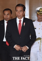 [TF포토] 호텔 나서는 조코 위도도 인도네시아 대통령