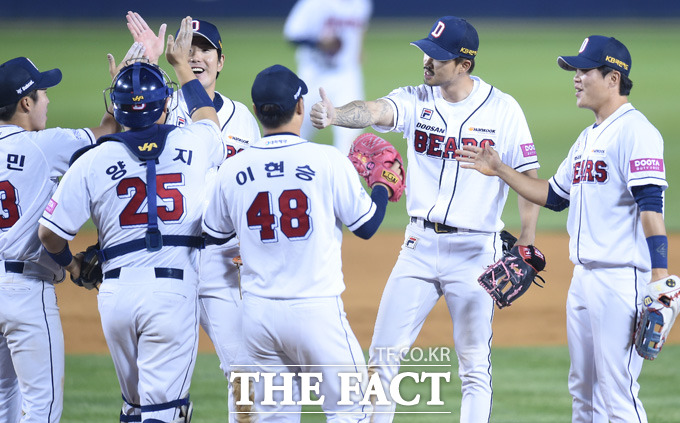 두산이 4-3으로 KIA에 승리한 가운데 9회초 결정적인 견제사를 잡아낸 양의지가 동료들의 환영을 받고 있다.