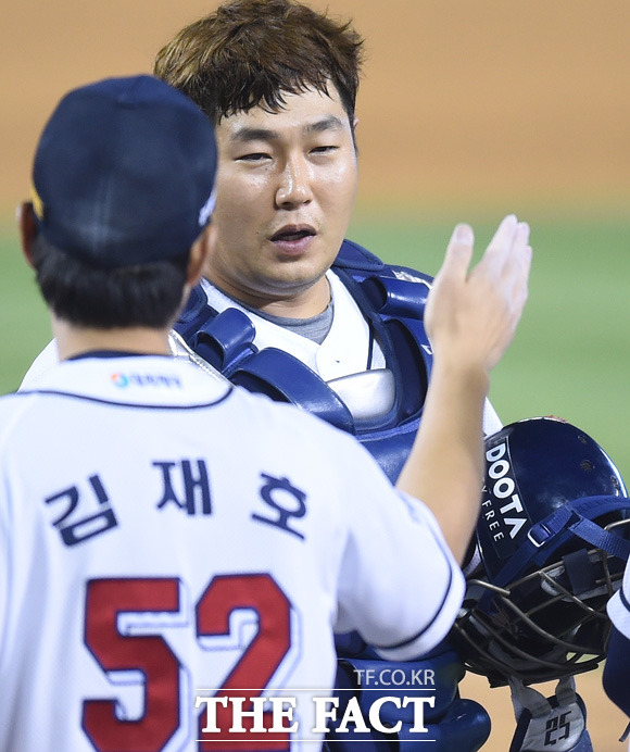 두산이 4-3으로 KIA에 승리한 가운데 9회초 결정적인 견제사를 잡아낸 포수 양의지가 동료들의 환영을 받고 있다.