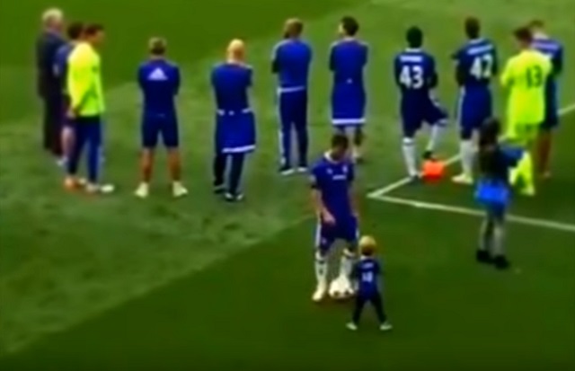 아자르 동심파괴자! 에당 아자르가 15일 스템포드 브릿지에서 어린 아들과 장난을 치고 있다. / 유튜브 영상 캡처