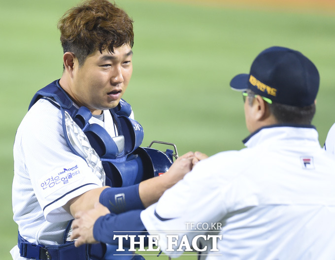 두산이 4-3으로 KIA에 승리한 가운데 9회초 결정적인 견제사를 잡아낸 포수 양의지가 김태형 감독의 환영을 받고 있다.