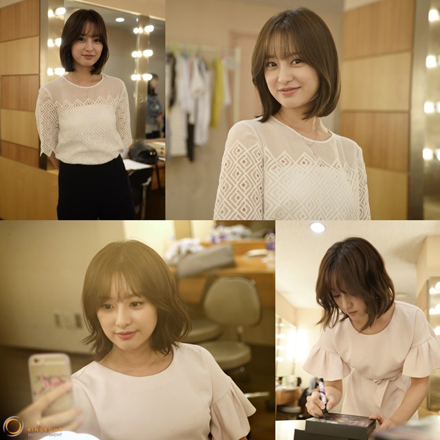 김지원, 여신 원피스 입고 미소. 배우 김지원이 KBS2 태양의 후예 OST 콘서트 대기실에 있는 사진이 공개됐다. /킹콩엔터테인먼트 제공