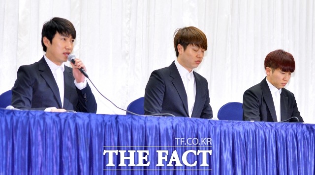 논란 마르지 않는 옹달샘? 여성과 삼풍백화점 피해자 비하 발언으로 물의를 빚은 개그맨 옹달샘이 지난해 4월 서울 마포구 상암동 스탠포드호텔에서 열린 긴급 기자회견에 참석해 소감을 밝히고 있다. /더팩트 DB