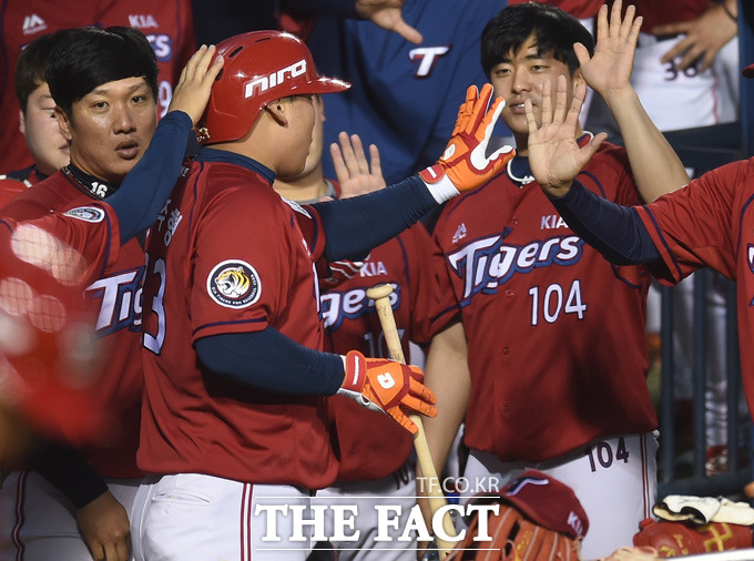 KIA  김주형이  5회초 무사 1루서  투런홈런을 터뜨리고 동료들의 환영을 받고 있다.