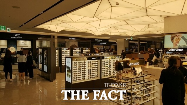 신세계면세점 명동점 9층엔 70여 럭셔리 시계 브랜드와 함께 쥬얼리, 잡화, 남성패션 매장 등이 입점해 있다.