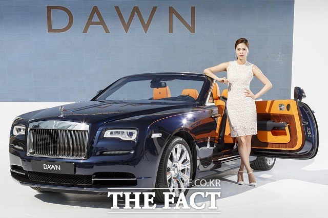 롤스로이스 모터카가 18일 새로운 오픈 탑 모델 던을 국내 시장에 출시했다. /롤스로이스 제공