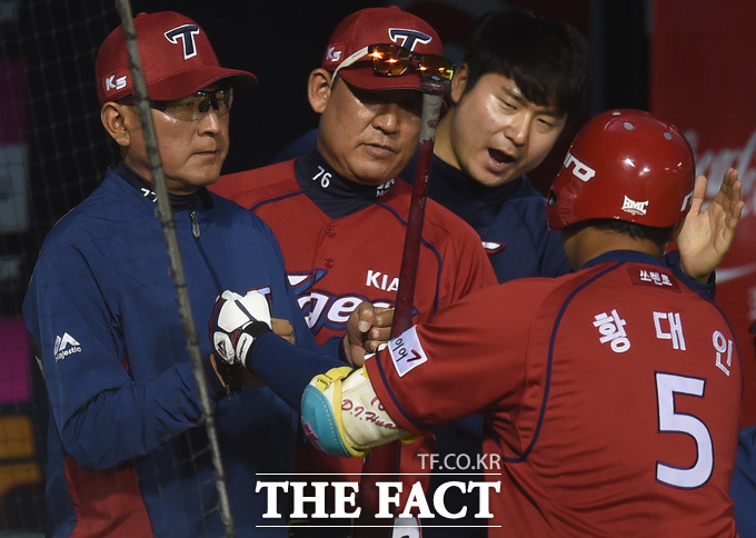KIA 황대인이 5회초 솔로홈런을 터뜨리고 김기태 감독과 하이파이브를 나누고 있다.
