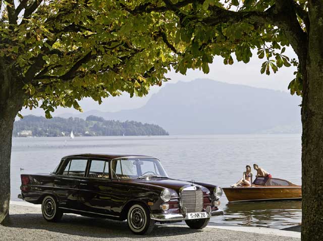 3세대 메르세데스-벤츠 110 시리즈에는 차량 뒤쪽 양 옆에 비행기 꼬리 날개 모양의 디자인을 적용했다. /메르세데스-벤츠 코리아 제공