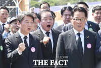 [TF포토] '5.18 묘비'서 '임을 위한 행진곡' 부르는 국민의당 의원들