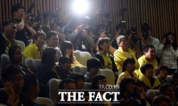 [TF포토] 19대 국회 마지막 본회의 지켜보는 세월호 유가족들