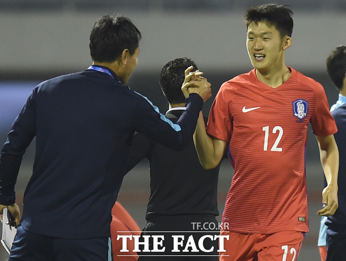 한국 이승모가 전반 1분 벼락슛을 성공시키고 안익수 감독과 하이파이브를 나누고 있다.