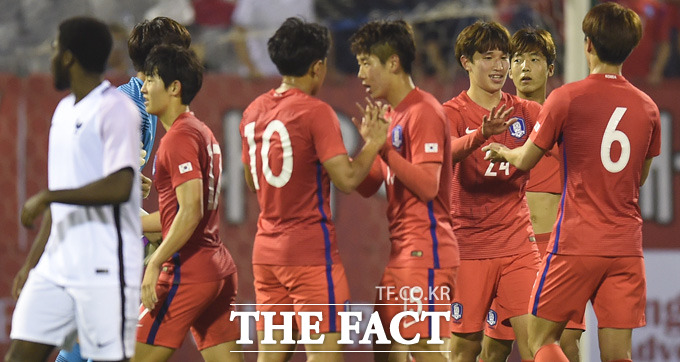 한국이 프랑스를 1-0으로 꺾고 승리하자 선수들이 기뻐하고 있다.