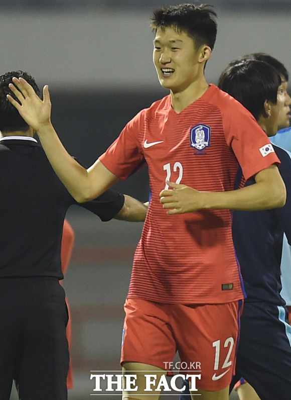 한국 이승모가 전반 1분 벼락슛을 성공시키고 안익수 감독과 하이파이브를 나누고 있다.