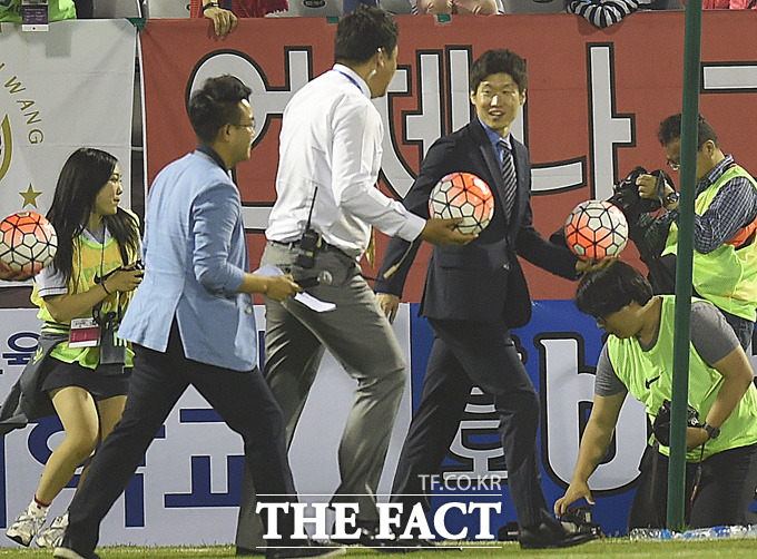 박지성 JS파운데이션 이사장이 하프타임을 이용해 경기장을 찾은 팬들에게 사인볼을 던져주고 있다.