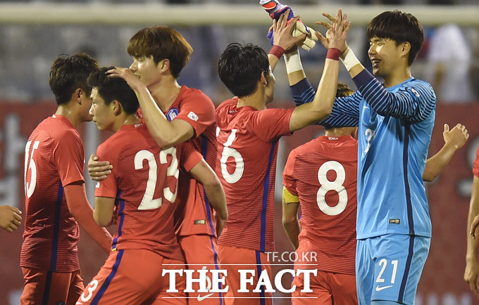 한국이 프랑스를 1-0으로 꺾고 승리하자 선수들이 기뻐하고 있다.