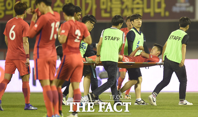 전반 선취골을 넣었던 한국 이승모가 부상을 당해 교체되고 있다.