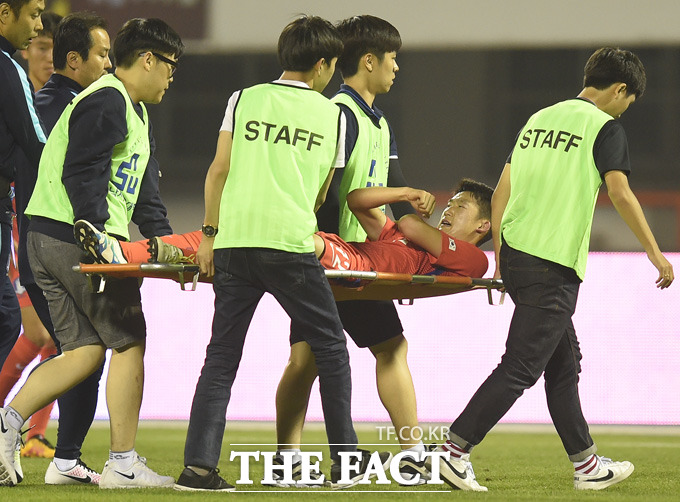전반 선취골을 넣었던 한국 이승모가 부상을 당해 교체되고 있다.
