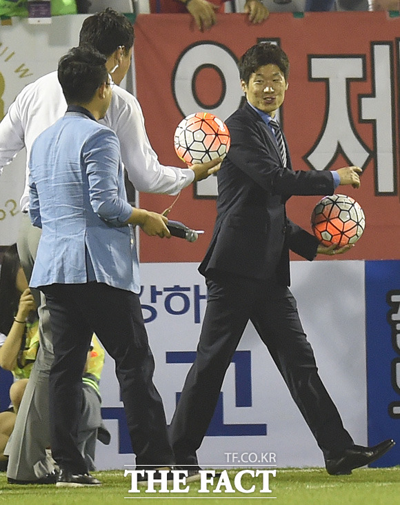 박지성 JS파운데이션 이사장이 하프타임을 이용해 경기장을 찾은 팬들에게 사인볼을 던져주고 있다.