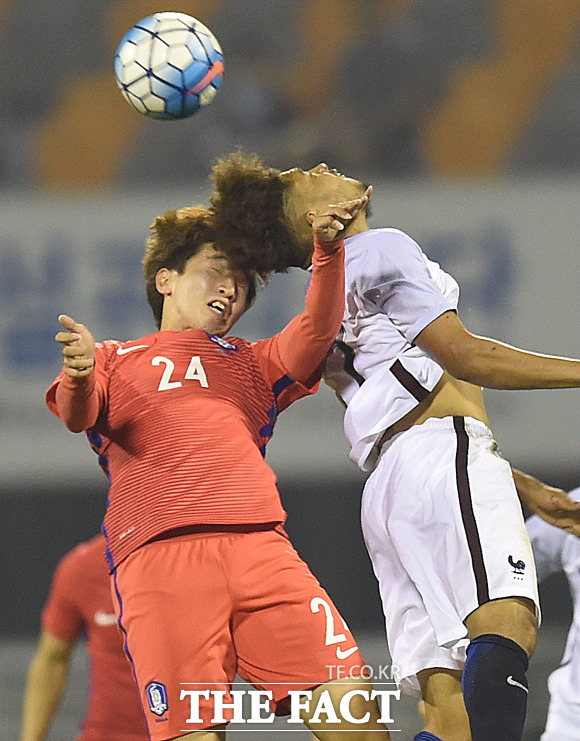 한국 박한빈이 프랑스 윌포아와 공중볼 다툼을 벌이고 있다.