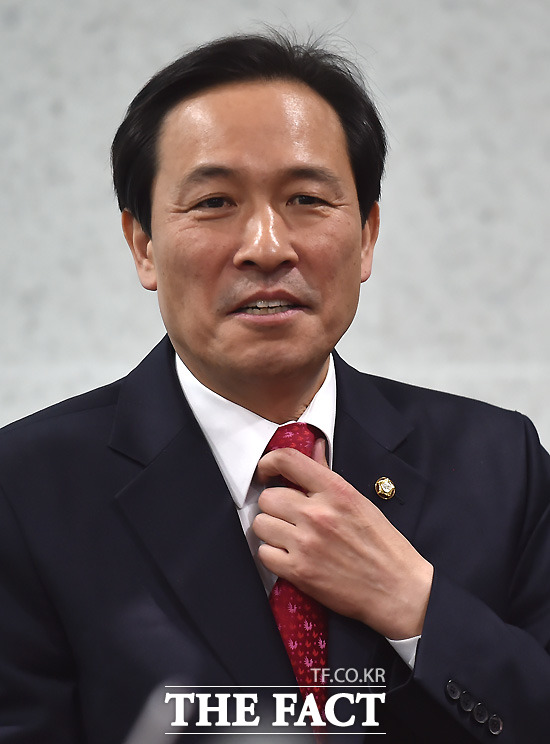 우상호 더불어민주당 원내대표는 23일 한수진의 SBS 전망대와 인터뷰에서 대권 후보로 떠오른 반기문 유엔 사무총장 영입 여부에 대해 기존 후보들을 다 가만히 계시라 하고 모셔올 수준은 아니라고 본다고 밝혔다./이새롬 기자