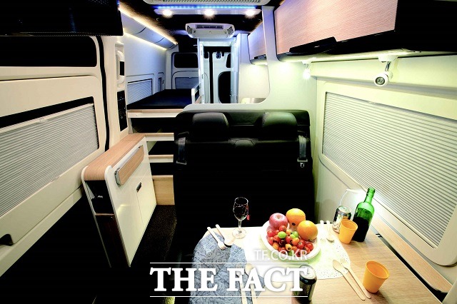 쏠라티 캠핑카에는 샤워브스가 설치 된 화장실, 가스레인지를 포함한 싱크대, 썬루푸, 에어컨은 물론 국내 캠핑카 최초 2층형 침대 등 다양한 편의장비가 대거 적용돼 실용적인 공간을 완성했다.