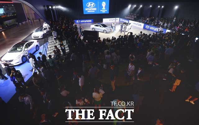 내달 2일 막을 올리는 2016 부산국제모터쇼에서 신차 30여 종이 공개될 예정이다. 사진은 지난 2014년 부산모터쇼 현대자동차 부스 전경. /더팩트 DB