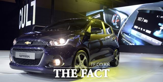 휘발유 가격이 연일 오름세를 보이면서 한국지엠과 기아자동차 등 경차 제조사들의 기대가 높아지고 있다. 쉐보레 스파크 /더팩트 DB