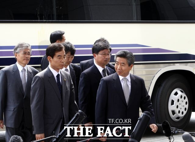 노무현 전 대통령이 2009년 4월 30일 서울 서초동 대검찰청에 들어서고 있다. /더팩트DB