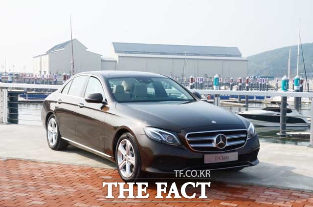 메르세데스-벤츠는 24일 인천 왕산 마리아에서 더 뉴 E-클래스 프리뷰 행사를 열고 확 바뀐 E-클래스를 국내에 선보였다. /왕산 마리아=장병문 기자