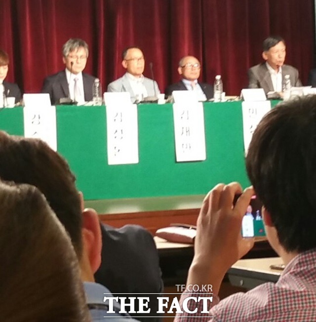 민상헌(오른쪽 두 번째) 한국외식업중앙회 이사는 농축수산업 뿐만 아니라 유통업, 관광업 등 일련의 제조업에 이르기까지 전 사업 분야에서 침체의 동력으로 작용할 전망이라고 주장했다.