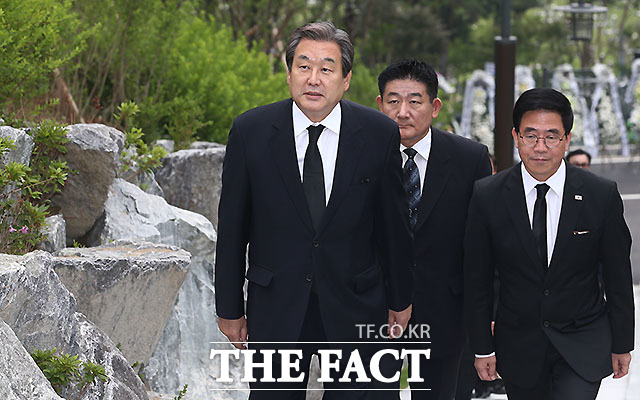 김무성 새누리당 전 대표가 26일 오후 서울 동작구 국립서울현충원에서 열린 고 김영삼 전 대통령 묘비 제막식에 참석하고 있다./국립서울현충원=문병희 기자