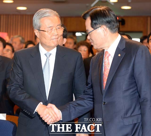 정 의장이 김종인(왼쪽) 더불어민주당 의원과 악수를 하고 있다./국회=임영무 기자